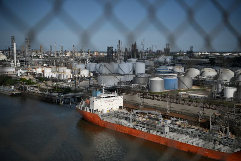 © Reuters. FILE PHOTO: The Houston Ship Channel and adjacent refineries, part of the Port of Houston, are seen in Houston, Texas, U.S., May 5, 2019.  REUTERS/Loren Elliott/File Photo