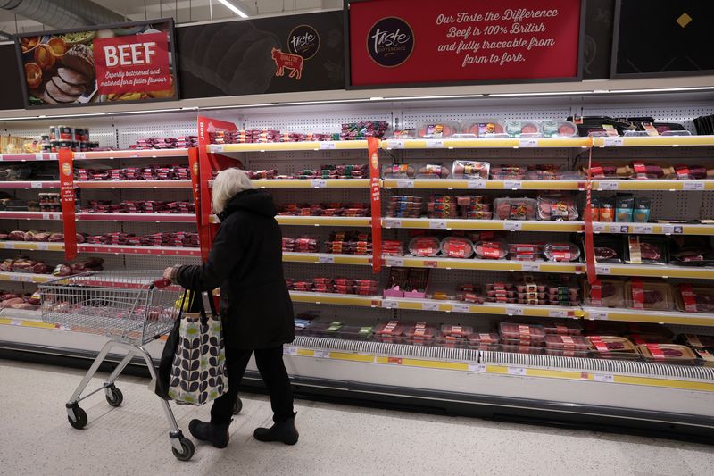 &copy; Reuters. FILE PHOTO: A customer shops meat produce inside a Sainsbury's supermarket, in Richmond, West London, Britain February 21, 2024. REUTERS/Isabel Infantes/File Photo