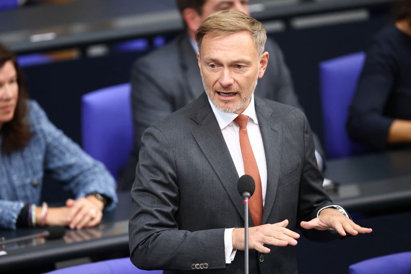 &copy; Reuters. Il ministro delle Finanze tedesco Christian Lindner risponde alle domande dei parlamentari sulla potenziale acquisizione di Commerzbank da parte di UniCredit durante una sessione plenaria della Camera bassa del Bundestag, a Berlino, Germania, 25 settembre