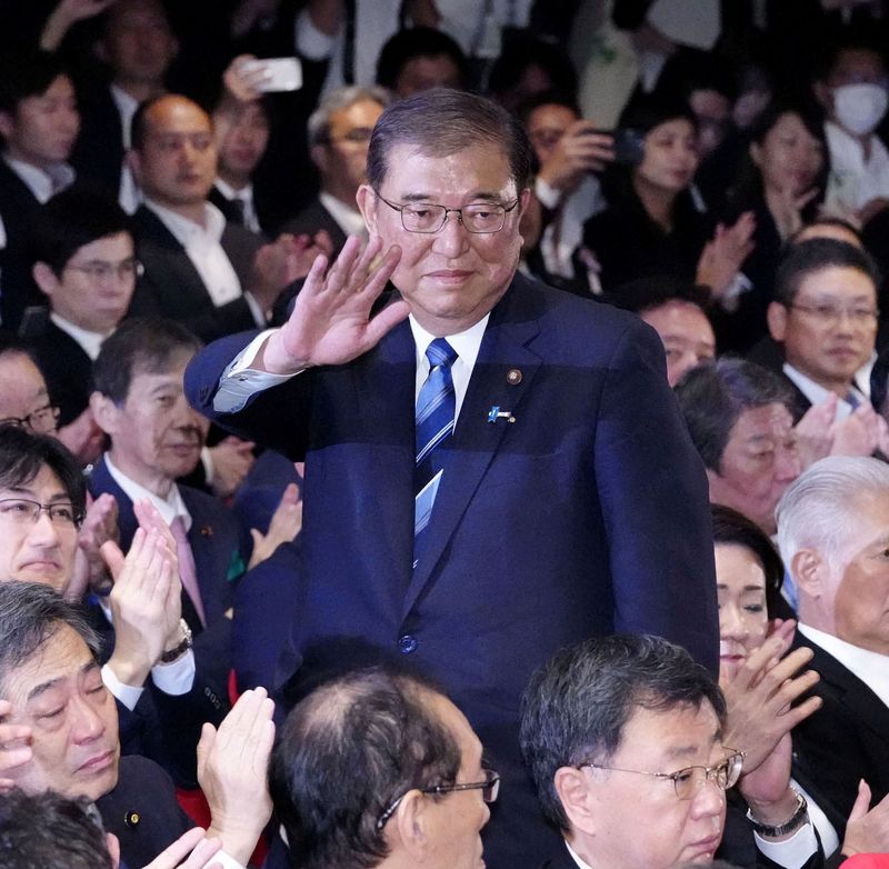 &copy; Reuters. Shigeru Ishiba acena em Tóquion 27/9/2024    Kyodo/via REUTERS