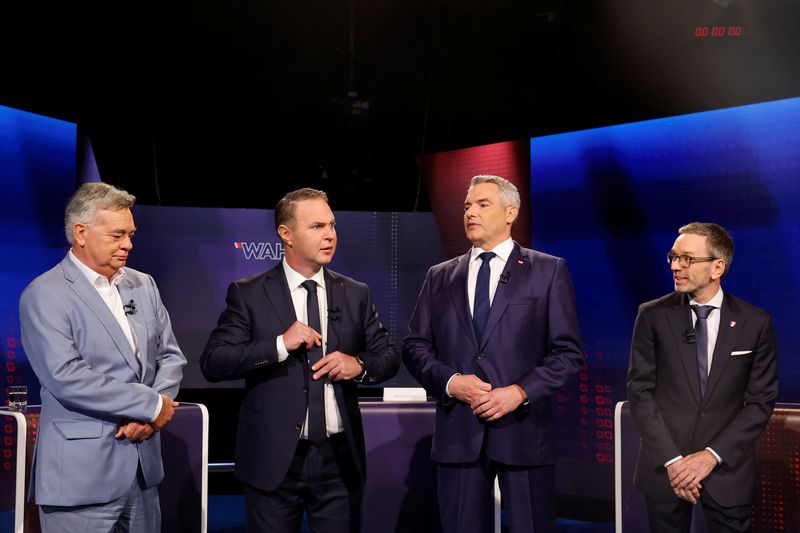 © Reuters. Austrian Chancellor and Head of People's Party (OEVP) Karl Nehammer, Vice-Chancellor and Head of Green Party Werner Kogler, Austria's Freedom Party (FPOe) leader and top candidate Herbert Kickl, and head of Social Democrats (SPOe) Andreas Babler attend the last TV discussion before Austrian general elections on Sunday, in Vienna, Austria, September 26, 2024. REUTERS/Lisa Leutner/File Photo