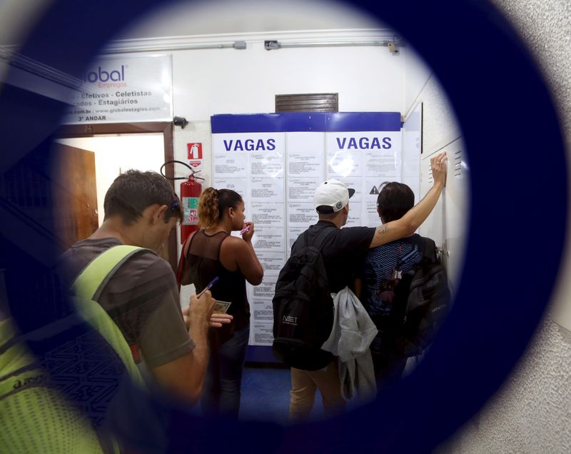 &copy; Reuters. Pessoas observam anúncios de emprego em agência de São Paulon14/03/2016. REUTERS/Paulo Whitaker