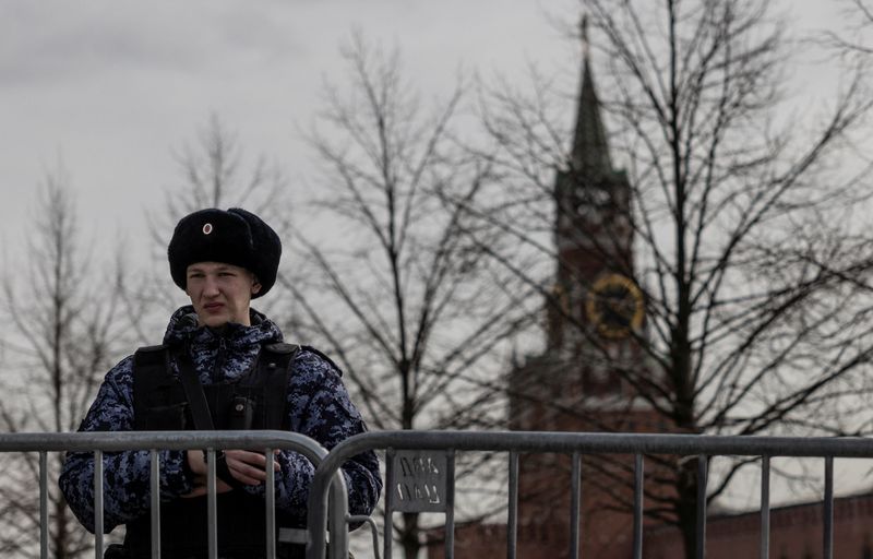 © Reuters. FILE PHOTO: A Russian law enforcement officer stands next to a barrier while blocking an entrance to partially closed Red Square in central Moscow, Russia, March 26, 2024. REUTERS/Maxim Shemetov/File Photo