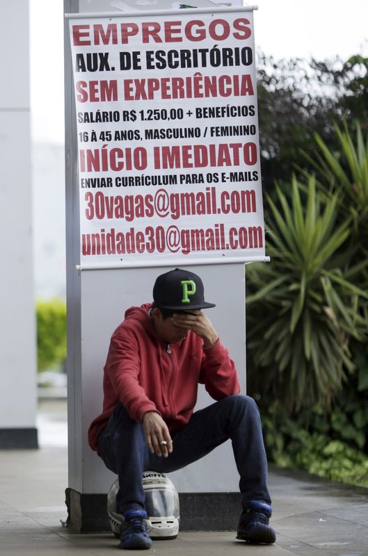 &copy; Reuters. Anúncio de vagas de emprego no centro comercial de Brasílian17/03/2015.  REUTERS/Ueslei Marcelino