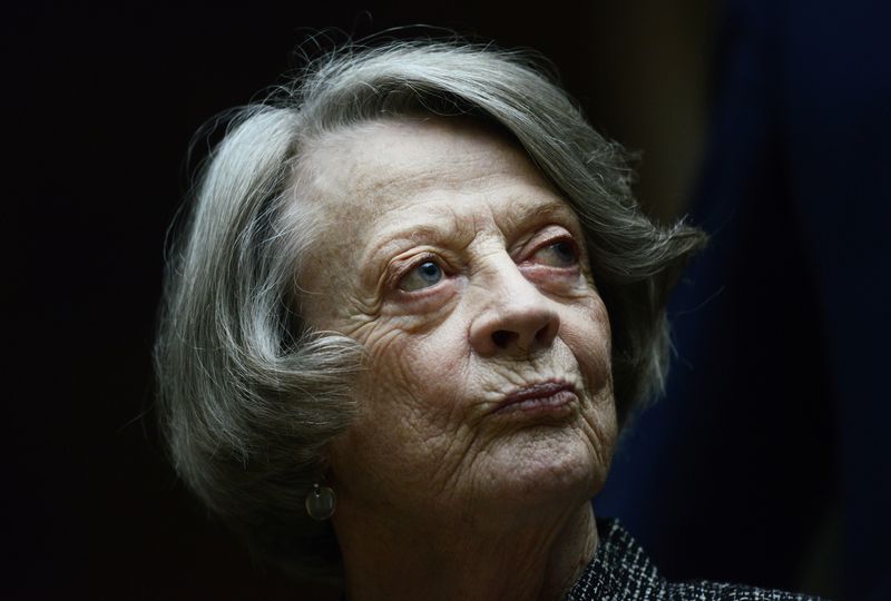 &copy; Reuters. FILE PHOTO: Downton Abbey cast member Maggie Smith poses for the media at a hotel in central London, Britain August 13, 2015. Downton Abbey's final season is due to premiere in September.  REUTERS/Dylan Martinez/File Photo