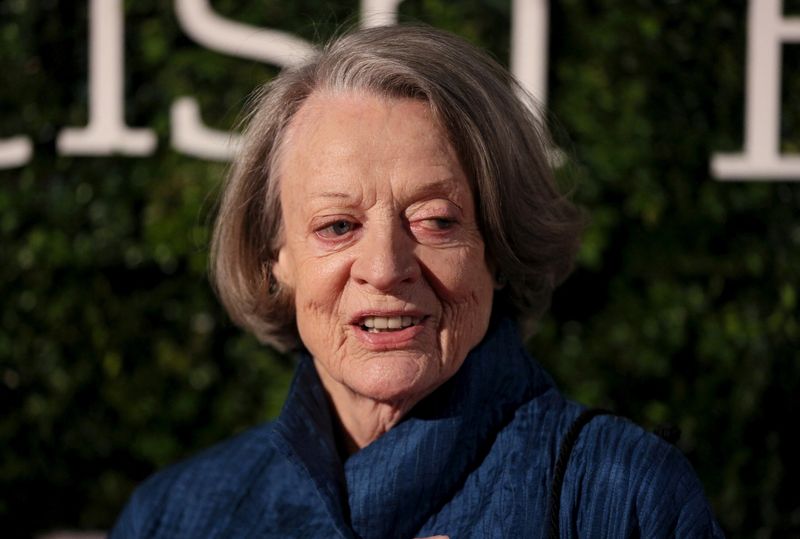 © Reuters. FILE PHOTO: British actress Maggie Smith poses for photographers at the Evening Standard British Film Awards in London, Britain February 7, 2016. REUTERS/Neil Hall/File Photo