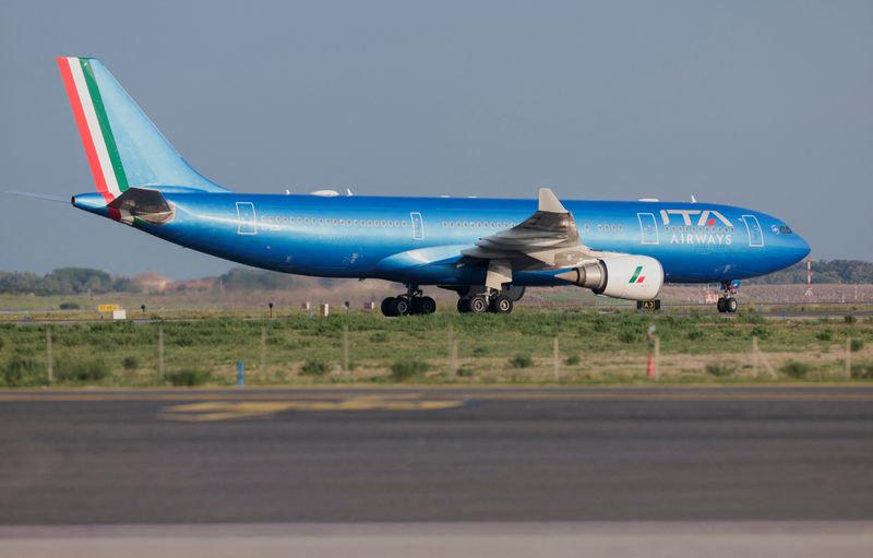 &copy; Reuters. FILE PHOTO: An Italian carrier Italia Trasporto Aereo (ITA Airways) plane lands at Fiumicino airport in Rome, Italy, September 26, 2024. REUTERS/Remo Casilli/File Photo