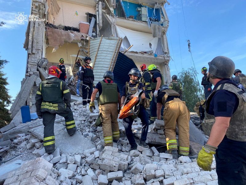 © Reuters. Rescuers work at the site of a Russian missile strike, amid Russia's attack on Ukraine, in Kryvyi Rih, Ukraine September 27, 2024. Press service of the State Emergency Service of Ukraine/Handout via REUTERS