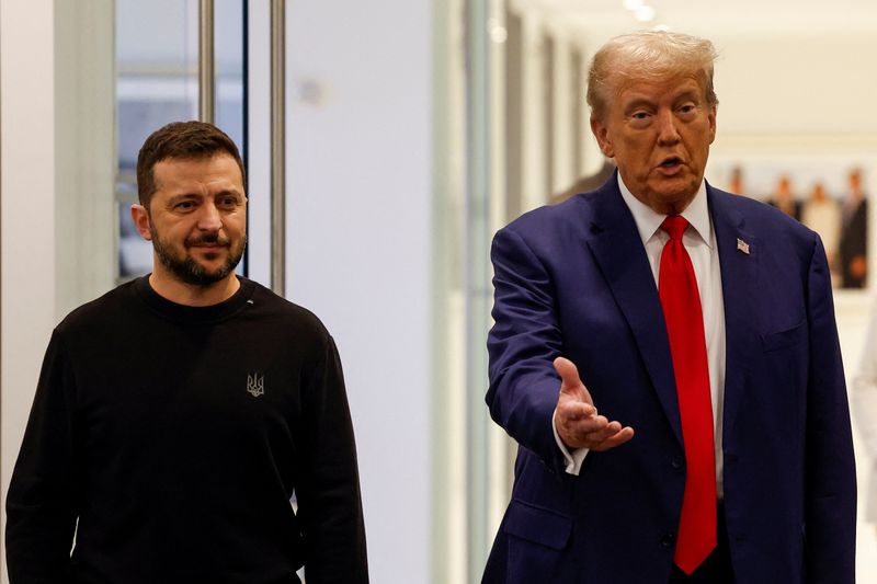 © Reuters. Republican presidential nominee and former U.S. President Donald Trump and Ukraine's President Volodymyr Zelenskiy meet at Trump Tower in New York City, U.S., September 27, 2024.  REUTERS/Shannon Stapleton