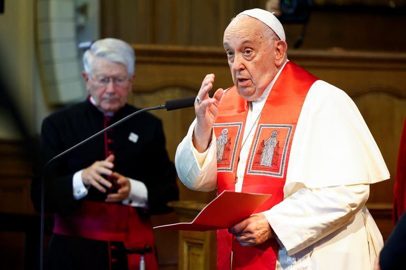 © Reuters. Pope Francis makes an address at the Katholieke Universiteit Leuven (KUL) University in Leuven Belgium September 27, 2024. REUTERS/Stephanie Lecocq