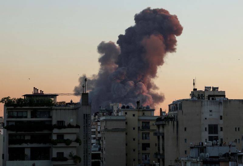 © Reuters. Smoke rises, after what Hezbollah's Al-Manar tv says was an Israeli strike, amid ongoing cross-border hostilities between Hezbollah and Israeli forces, in Beirut's southern suburbs, Lebanon September 27, 2024. REUTERS/Emilie Madi