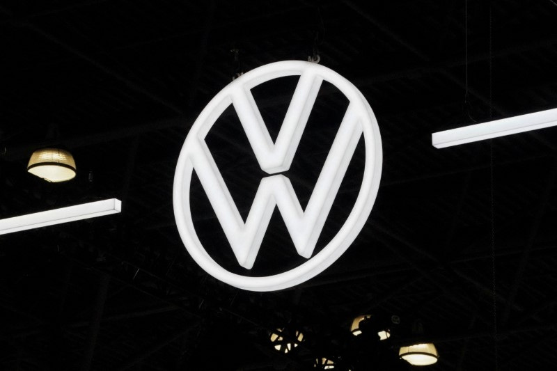 &copy; Reuters. Il logo di Volkswagen all'anteprima stampa del New York International Auto Show, a Manhattan, New York City, Stati Uniti, 27 marzo 2024. REUTERS/David Dee Delgado