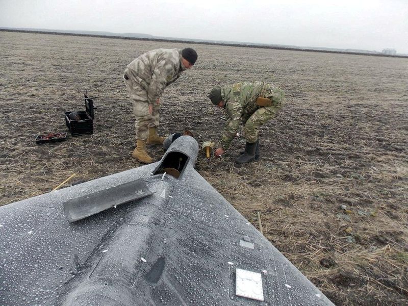 &copy; Reuters. Membros da unidade de desminagem removem uma ogiva de um veículo aéreo não tripulado kamikaze russo após um dos últimos ataques de drones em um local desconhecido na UcrânianServiço de Imprensa da Polícia Nacional da Ucrânia/Divulgação via REUT