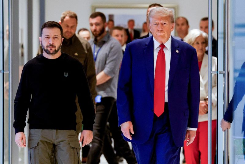 © Reuters. Republican presidential nominee and former U.S. President Donald Trump and Ukraine's President Volodymyr Zelenskiy meet at Trump Tower in New York City, U.S., September 27, 2024. REUTERS/Shannon Stapleton