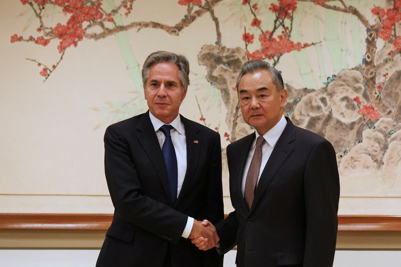 © Reuters. U.S. Secretary of State Antony J. Blinken and China's Foreign Minister Wang Yi shake hands on the day of their meeting, in New York, U.S. September 27, 2024. Heather Khalifa/Pool via REUTERS