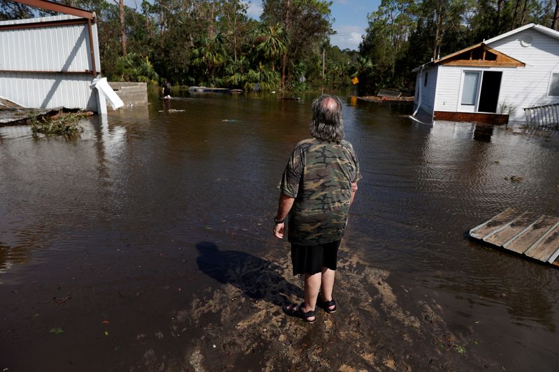 © Reuters. A person looks at flooded area following Hurricane Helene in Steinhatchee, Florida, U.S., September 27, 2024. REUTERS/Marco Bello