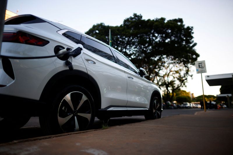 &copy; Reuters. FILE PHOTO: A BYD electric vehicle charges in a Charging Station in front of the Ministry of Economy building in Brasilia, Brazil October 18, 2023. REUTERS/Adriano Machado/File Photo