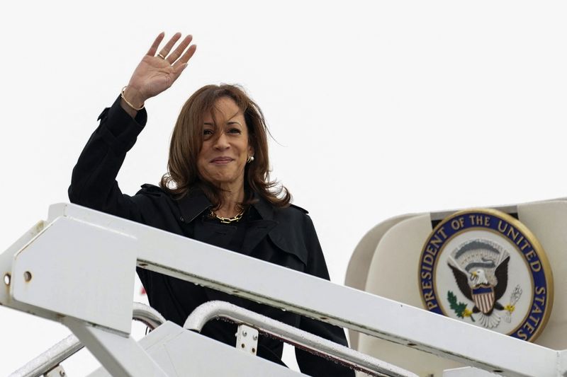 &copy; Reuters. Democratic presidential nominee and U.S. Vice President Kamala Harris waves as she departs for the  U.S.-Mexico border from Joint Base Andrews in Maryland, U.S., September 27, 2024. REUTERS/Kevin Lamarque/Pool