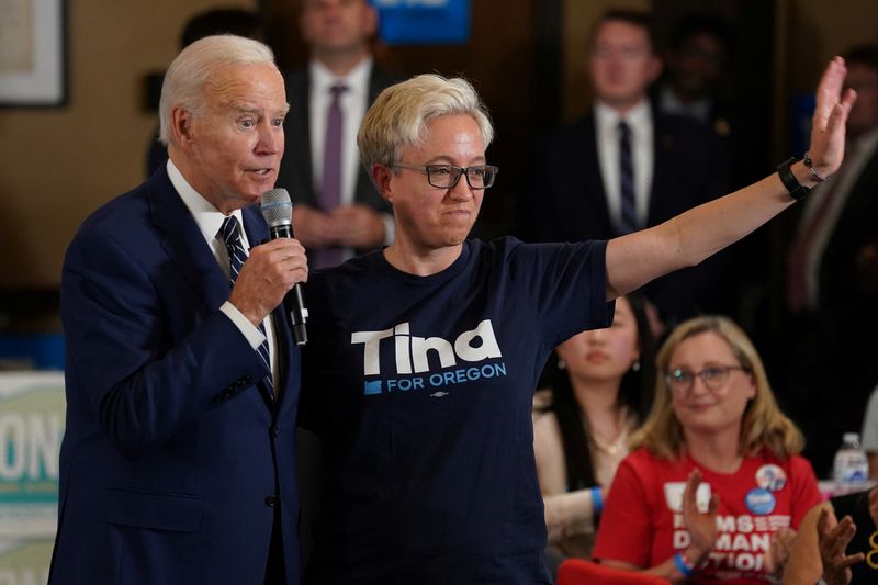 © Reuters. FILE PHOTO: U.S. President Joe Biden and Democratic gubernatorial candidate Tina Kotek participate in a grassroots volunteer event with the Oregon Democrats in Portland, Oregon, U.S. October 14, 2022. REUTERS/Kevin Lamarque/File Photo