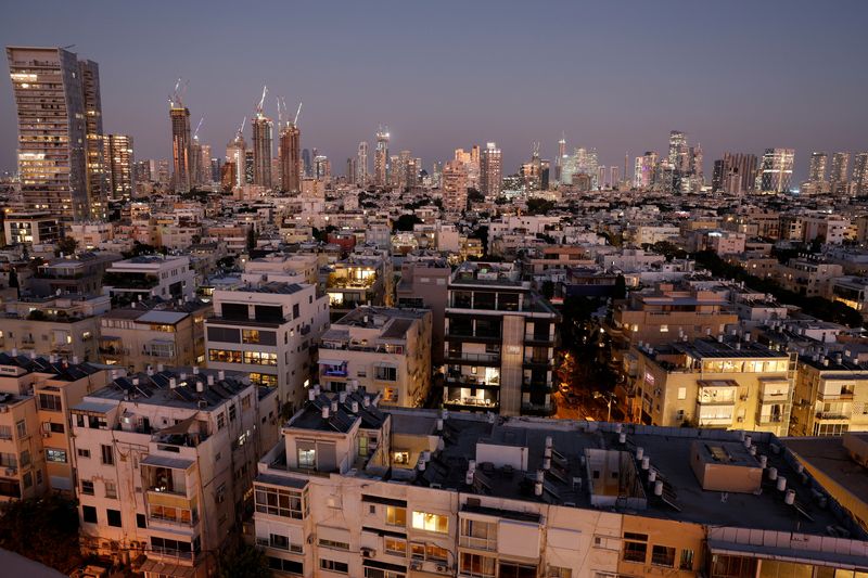 © Reuters. FILE PHOTO: A view of Tel Aviv, amid the ongoing conflict in Gaza between Israel and Hamas and cross-border hostilities between Hezbollah and Israel, in Israel, September 24, 2024. REUTERS/Amir Cohen/File Photo