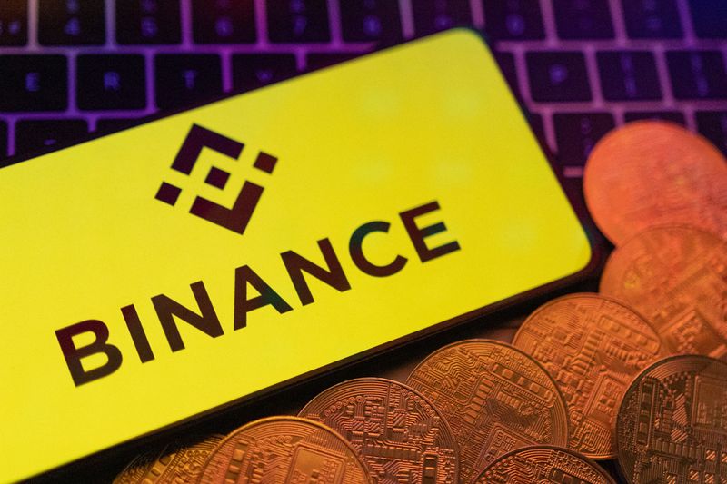 © Reuters. FILE PHOTO: Smartphone with Binance logo displayed and representation of cryptocurrencies are placed on a keyboard in this illustration taken June 8, 2023. REUTERS/Dado Ruvic/Illustration/File Photo