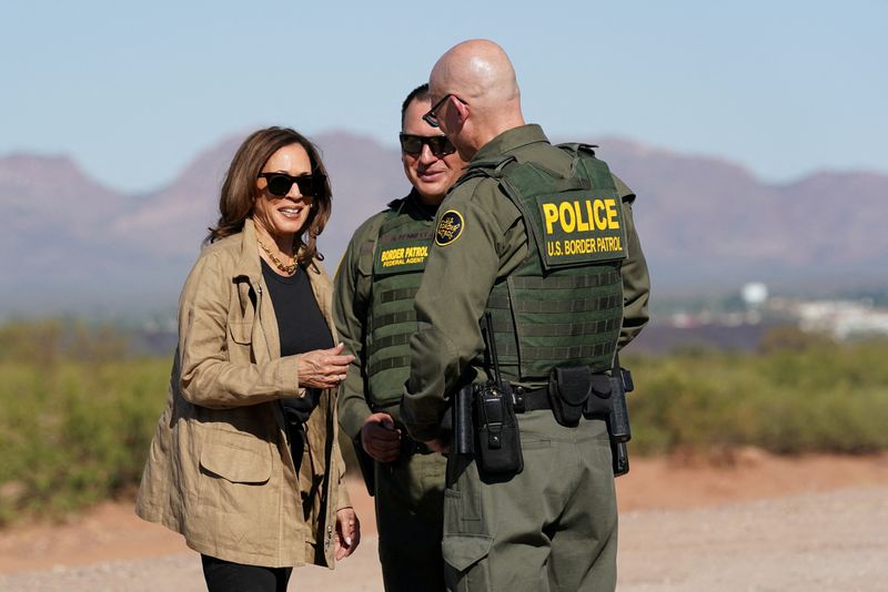 © Reuters. Democratic presidential nominee and U.S. Vice President Kamala Harris tours the border wall with Border Patrol agents and other personnel (not pictured), near Tucson, Arizona, U.S., September 27, 2024. REUTERS/Kevin Lamarque