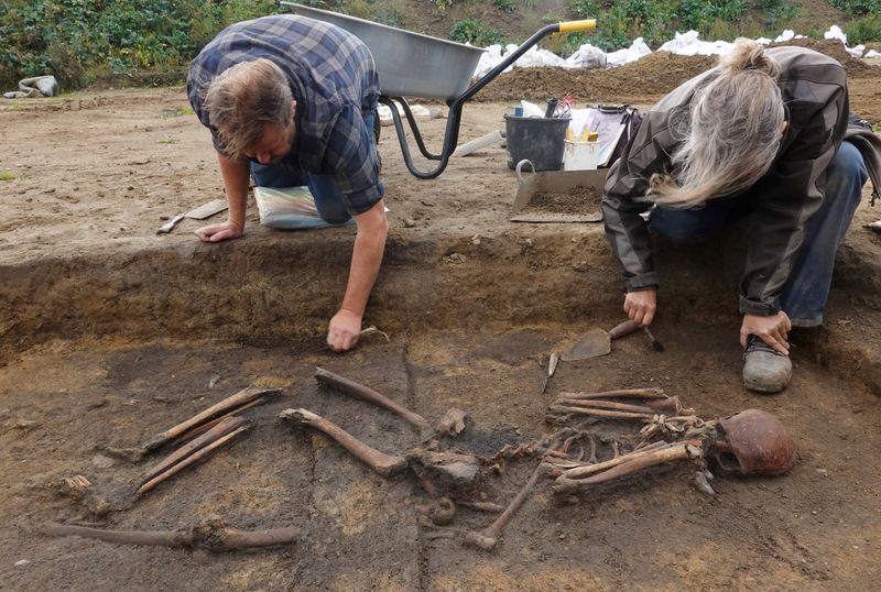 &copy; Reuters. Arqueólogos escavam esqueletos em uma cova no cemitério da Era Viking, na vila de Aasum, na Dinamarcan25/09/2024nREUTERS/Tom Little