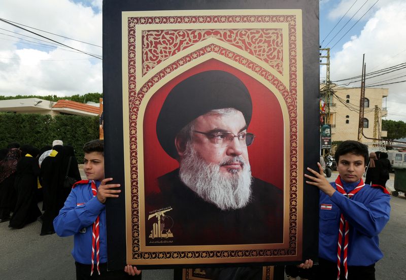 &copy; Reuters. Retrato do líder do Hezbollah, Hassan Nasrallahn19/09/2024nREUTERS/Aziz Taher