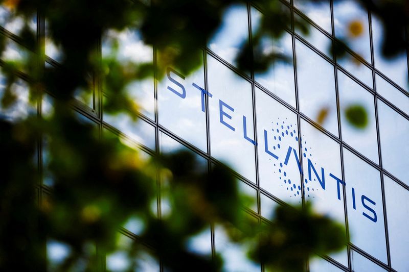 &copy; Reuters. FILE PHOTO: The logo of Stellantis is seen on the company's building in Poissy, near Paris, France, September 4, 2024. REUTERS/Sarah Meyssonnier/File Photo