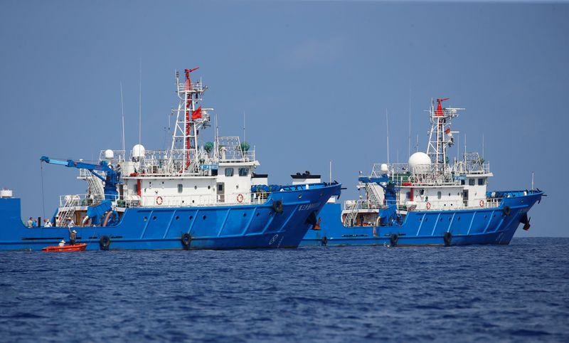 © Reuters. Chinese vessels are pictured at the disputed Scarborough Shoal April 6, 2017. REUTERS/Erik De Castro/File Photo