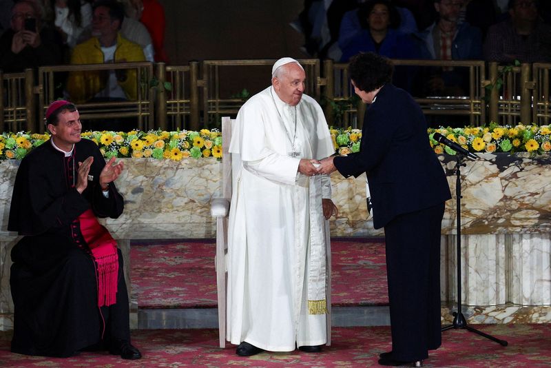 &copy; Reuters. Pope Francis shakes hands with Mia De Schamphelaere, coordinator of point of contact for victims of abuse, at the Koekelberg Basilica in Brussels, Belgium, September 28, 2024. REUTERS/Guglielmo Mangiapane