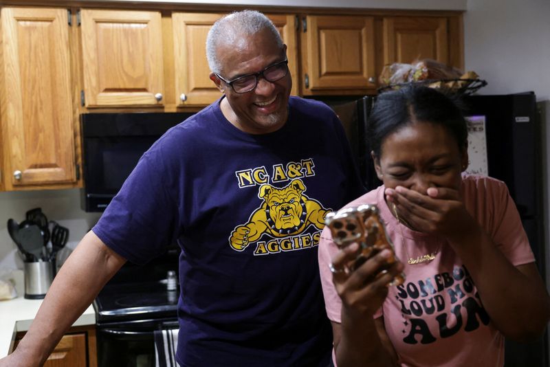 © Reuters. Kayla Smith Owens and her grandfather, Chesapeake Beach, Maryland, August 14, 2024. REUTERS/Kent J Edwards