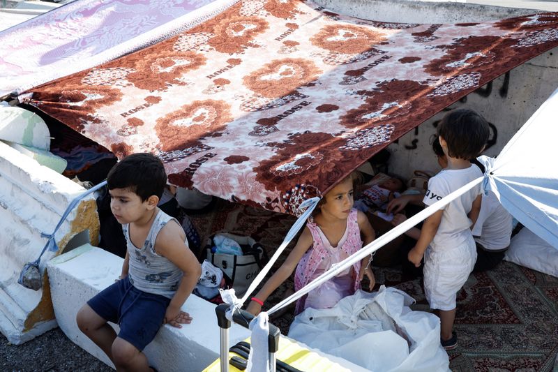 &copy; Reuters. Displaced children rest in their temporary shelter, after spending the night at Beirut's central Martyrs' Square fleeing the overnight Israeli strikes in southern Beirut, in Lebanon September 28, 2024. REUTERS/Louisa Gouliamaki