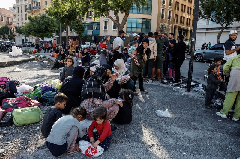 © Reuters. Displaced families, mainly from Syria, gather at Beirut's central Martyrs' Square, where they spent the night fleeing the overnight Israeli strikes in Beirut, Lebanon September 28, 2024. REUTERS/Louisa Gouliamaki