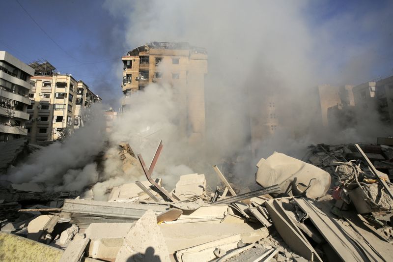 &copy; Reuters. Rubble of damaged buildings lies at the site of Israeli strikes on Beirut's southern suburbs, Lebanon September 28, 2024. REUTERS/Ali Alloush