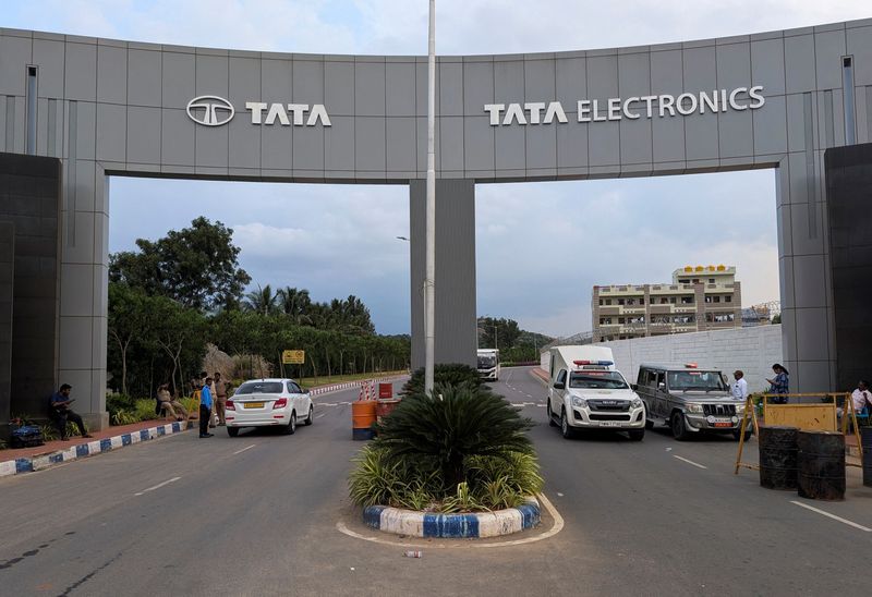 © Reuters. Vehicles pass through the security check at the entrance of Tata Electronics Plant in southern India which makes Apple AAPL.O iPhone component in Hosur, Tamil Nadu, India, September 28, 2024. REUTERS/Haripriya Suresh