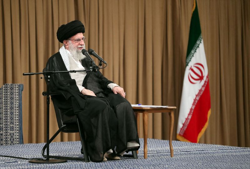 &copy; Reuters. O líder supremo do Irã, aiatolá Ali Khamenei, fala durante uma reunião em Teerã, Irãn25/09/2024nGabinete do líder supremo do Irã/WANA (West Asia News Agency)/Divulgação via REUTERS