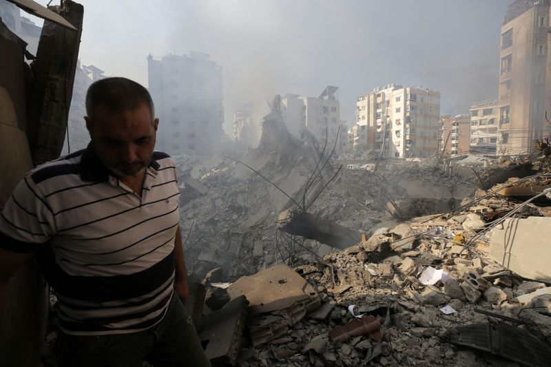 © Reuters. A man stands near damaged buildings in the aftermath of Israeli air strikes on Beirut's southern suburbs, Lebanon September 28, 2024. REUTERS/Ali Alloush