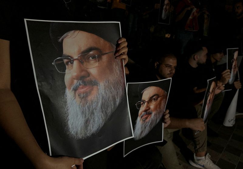 © Reuters. Supporters of Lebanon's Hezbollah leader Sayyed Hassan Nasrallah carry his pictures as they gather in Sidon, following his killing in an Israeli airstrike in Beirut's southern suburbs on Friday, Lebanon September 28, 2024. REUTERS/Ali Hankir