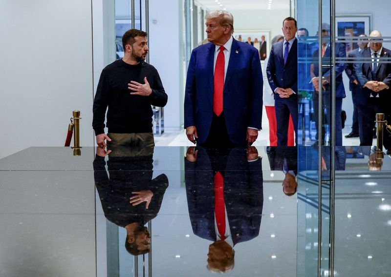 &copy; Reuters. O candidato presidencial republicano e ex-presidente dos EUA, Donald Trump, e o presidente da Ucrânia, Volodymyr Zelenskiy, se encontram na Trump Tower, em Nova York, EUAn27/09/2024nREUTERS/Shannon Stapleton