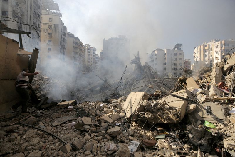 &copy; Reuters. A man walks on the rubble of damaged buildings in the aftermath of Israeli air strikes on Beirut's southern suburbs, Lebanon September 28, 2024. REUTERS/Ali Alloush