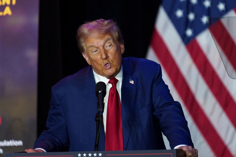 © Reuters. Republican presidential nominee and former U.S. President Donald Trump hosts a campaign event at the Prairie du Chien Area Arts Center in Prairie du Chien, Wisconsin, U.S. September 28, 2024.  REUTERS/Tim Evans