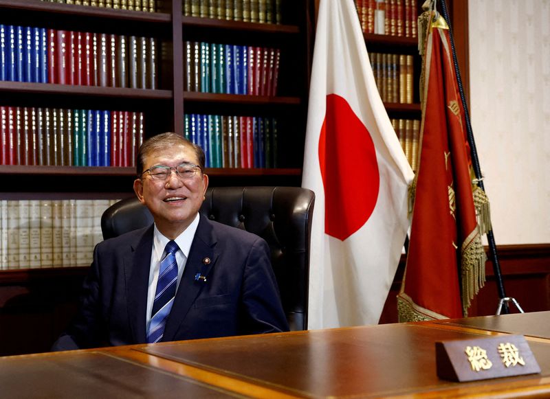 &copy; Reuters. FILE PHOTO: Shigeru Ishiba, the newly elected leader of Japan's ruling party, the Liberal Democratic Party (LDP) poses in the party leader's office  after the LDP leadership election, in Tokyo, Japan September 27, 2024. REUTERS/Kim Kyung-Hoon/Pool/File Ph