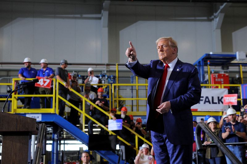 &copy; Reuters. FILE PHOTO: Republican presidential nominee and former U.S. President Donald Trump gestures as he makes a campaign stop at manufacturer FALK Production in Walker, Michigan, U.S. September 27, 2024.  REUTERS/Brian Snyder/File Photo