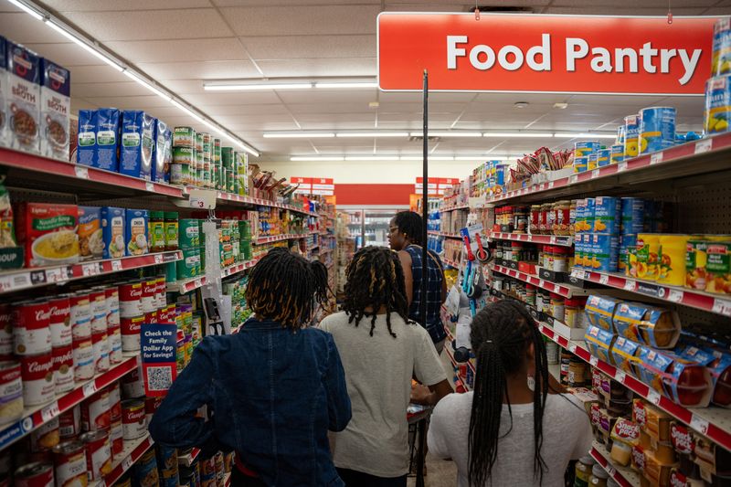 © Reuters. Tonya Young and her family shop at a local Family Dollar store in Nashville, Tennessee, U.S. August 17, 2024.  REUTERS/Kevin Wurm