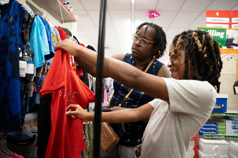 © Reuters. Tonya Young and her grandson Anthony Young shop at a Family Dollar store in Nashville, August 17, 2024. REUTERS/Kevin Wurm