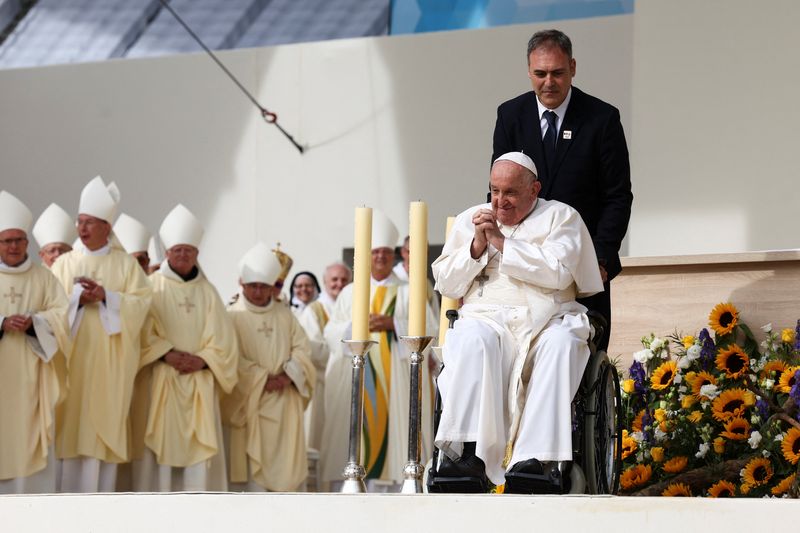 © Reuters. Pope Francis leaves after he held a Holy Mass at King Baudouin Stadium in Brussels, Belgium, September 29, 2024. REUTERS/Yves Herman