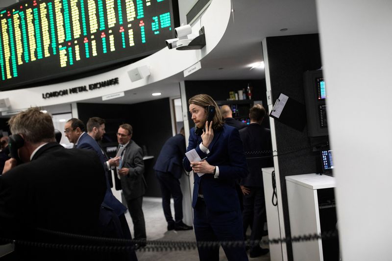 © Reuters. FILE PHOTO: Traders work on the floor of the London Metal Exchange, in London, Britain September 27, 2018. REUTERS/Simon Dawson/File Photo