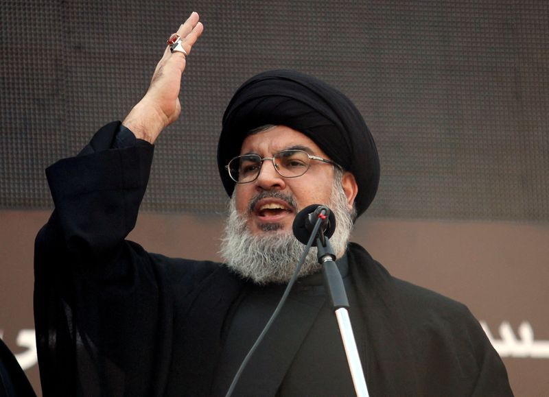 © Reuters. FILE PHOTO: Lebanon's Hezbollah leader Sayyed Hassan Nasrallah addresses his supporters during a religious procession to mark Ashura in Beirut's suburbs November 14, 2013.  REUTERS/Khalil Hassan/File Photo