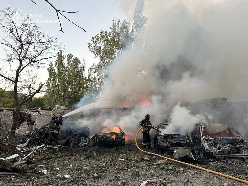 &copy; Reuters. Firefighters work at a residential area hit by a Russian air strike, amid Russia's attack on Ukraine, in Zaporizhzhia, Ukraine September 29, 2024. Press service of the State Emergency Service of Ukraine in Zaporizhzhia region/Handout via REUTERS